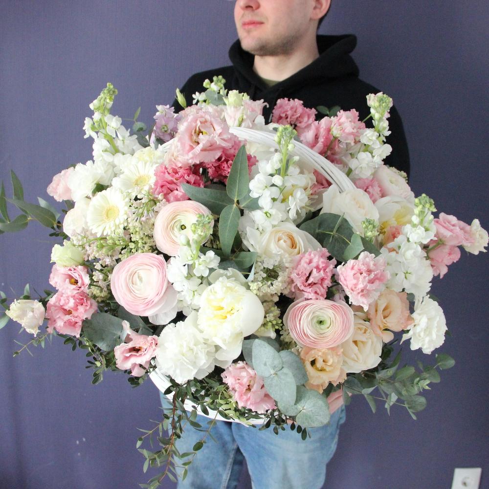 В самое сердце - Корзина с пионами, ранункулюсами, сиренью