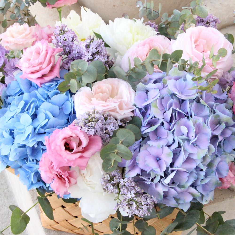 Акварельное лукошко с пионами, ранункулюсами и гортензиями