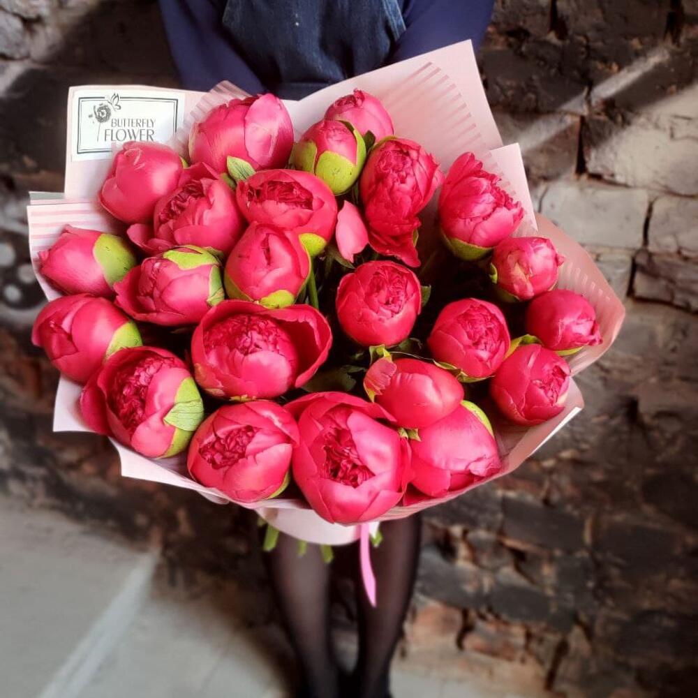 Букет из 23 ярко-розовых пионов в дизайнерской упаковке 