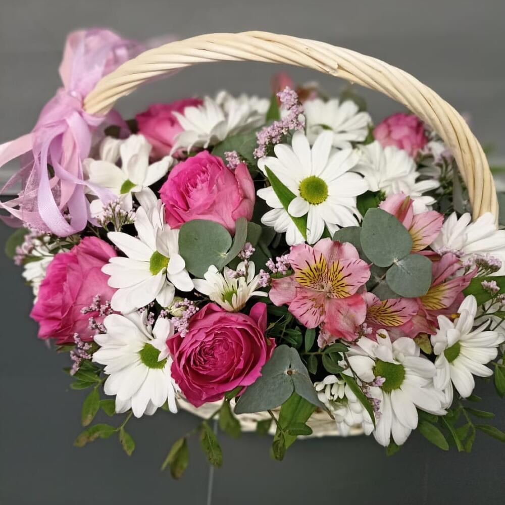 Корзина с пионовидными розами, хризантемами , альстромериями , лимониумом, эвкалиптом и фисташкой