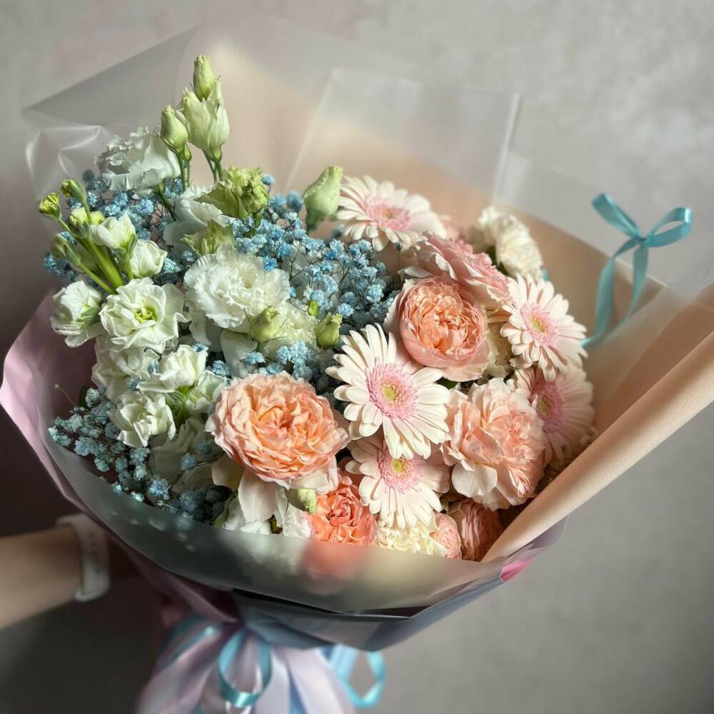 Букет из маттиолы, гипсофила, лизиантуса, герберы