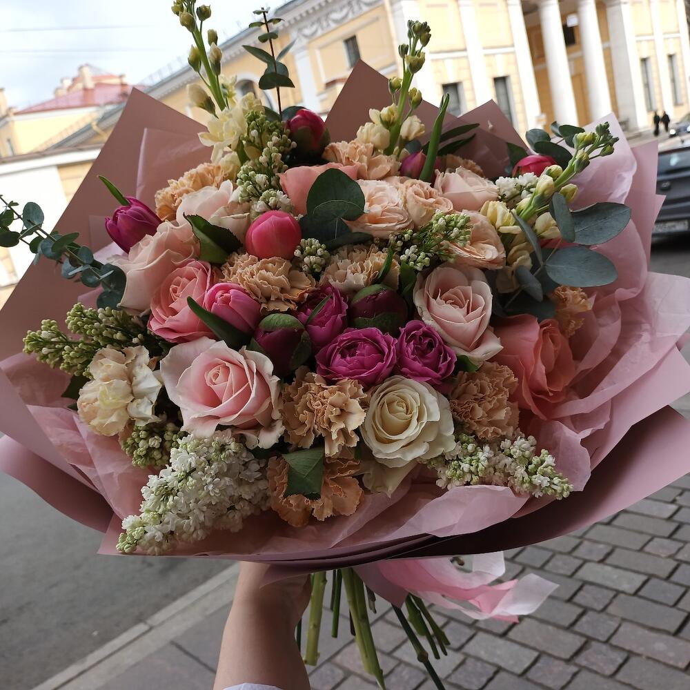 Букет с сиренью,пионовидными розами,матиолой,гвоздиками,одноголовыми розами и тюльпанами