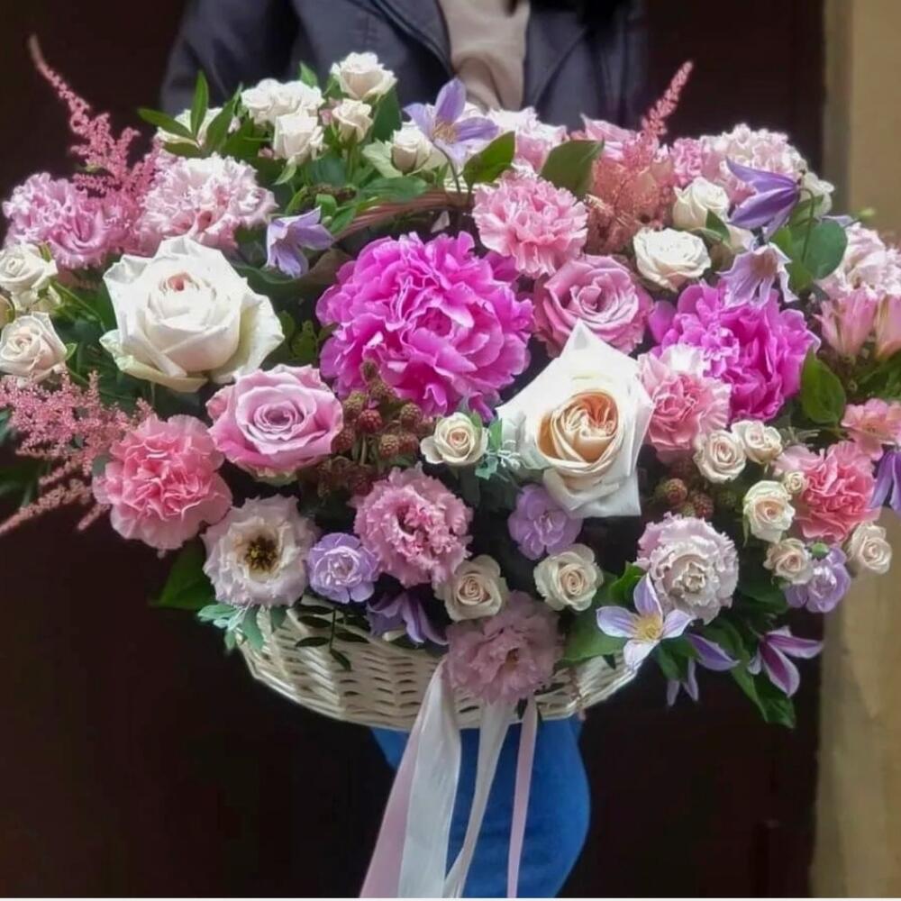 Корзина с пионами,пионовидными розами, гвоздиками и клематисом