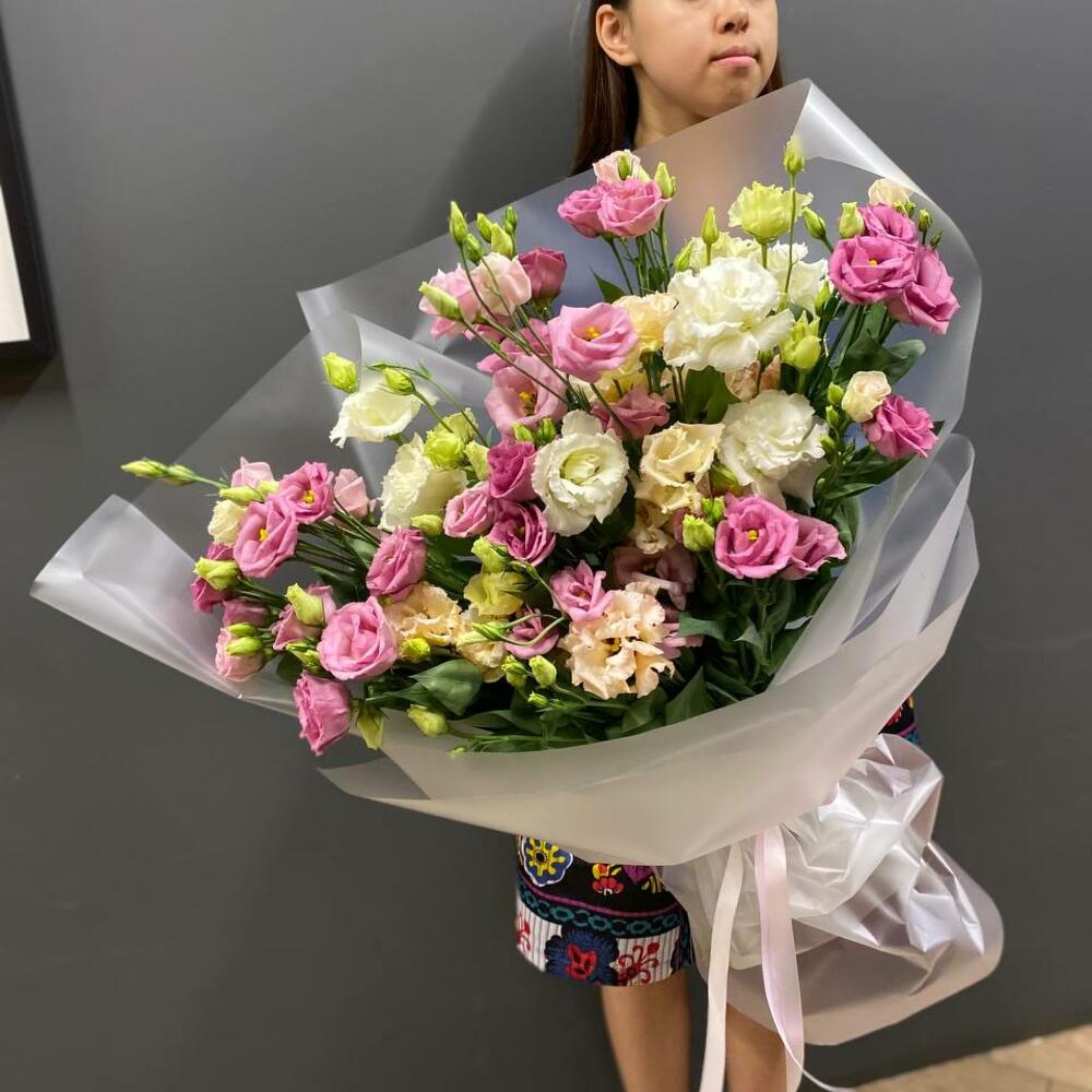 Букет из 15 белых и розовых эустом (лизиантусов) в стильной упаковке 