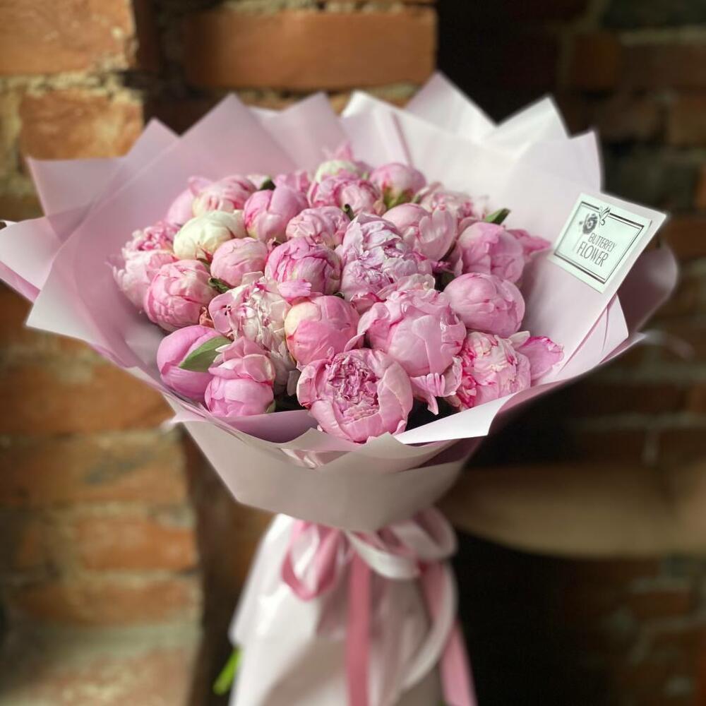 Букет из 29 розовых пионов в дизайнерской упаковке 