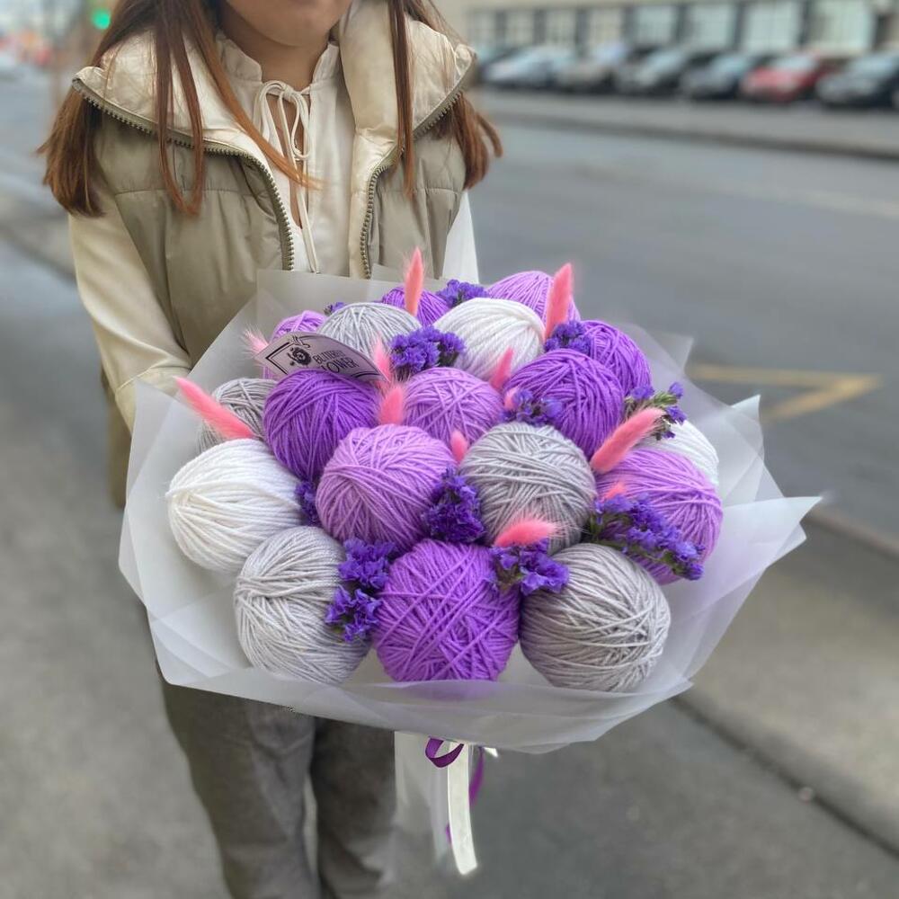 Зимний букет из клубков пряжи, лагуруса и статицы в стильной упаковке 