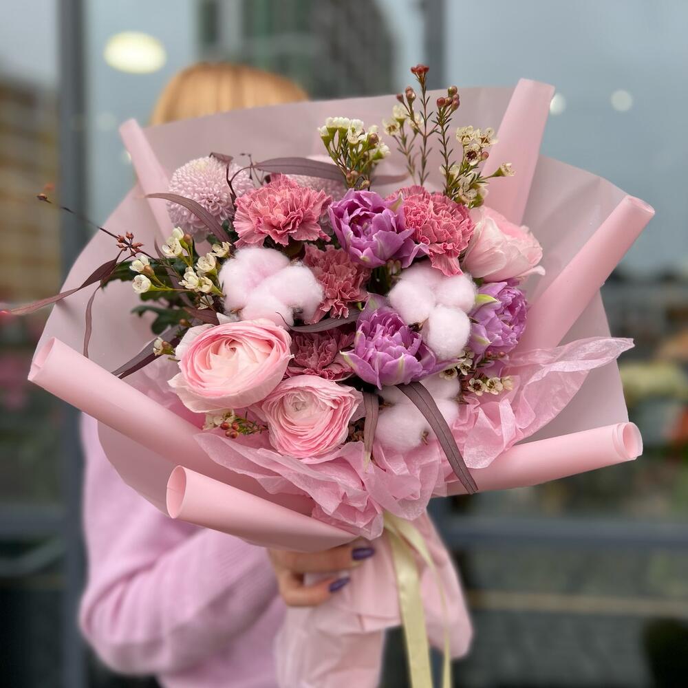 Букет из ранункулюсов, тюльпанов и диантусов «Лавандовая нежность»