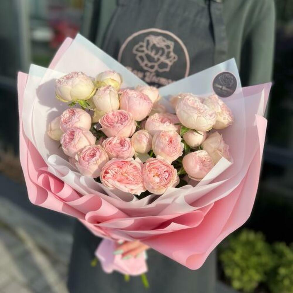 Букет из кустовой пионовидной розы 