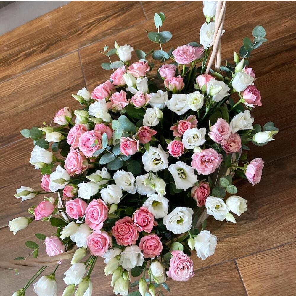 Корзина с розами, лизиантусом и эвкалиптом