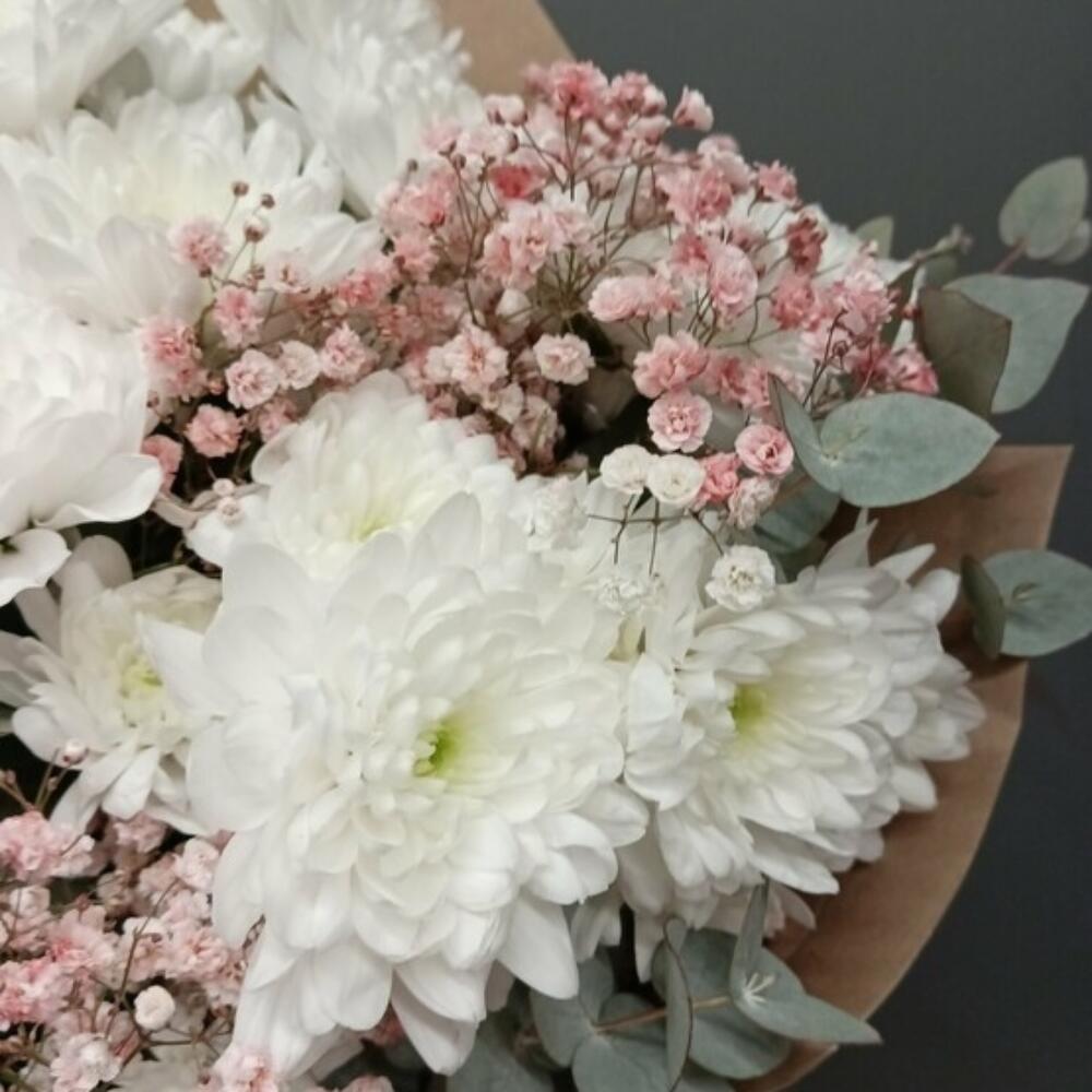 Букет с хризантемой и гипсофилой 