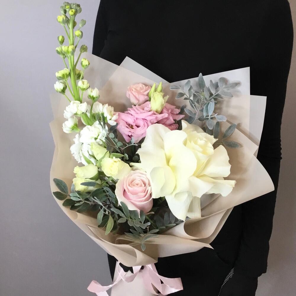 Букет из роз, матиоллы и эустомы «Просто так»