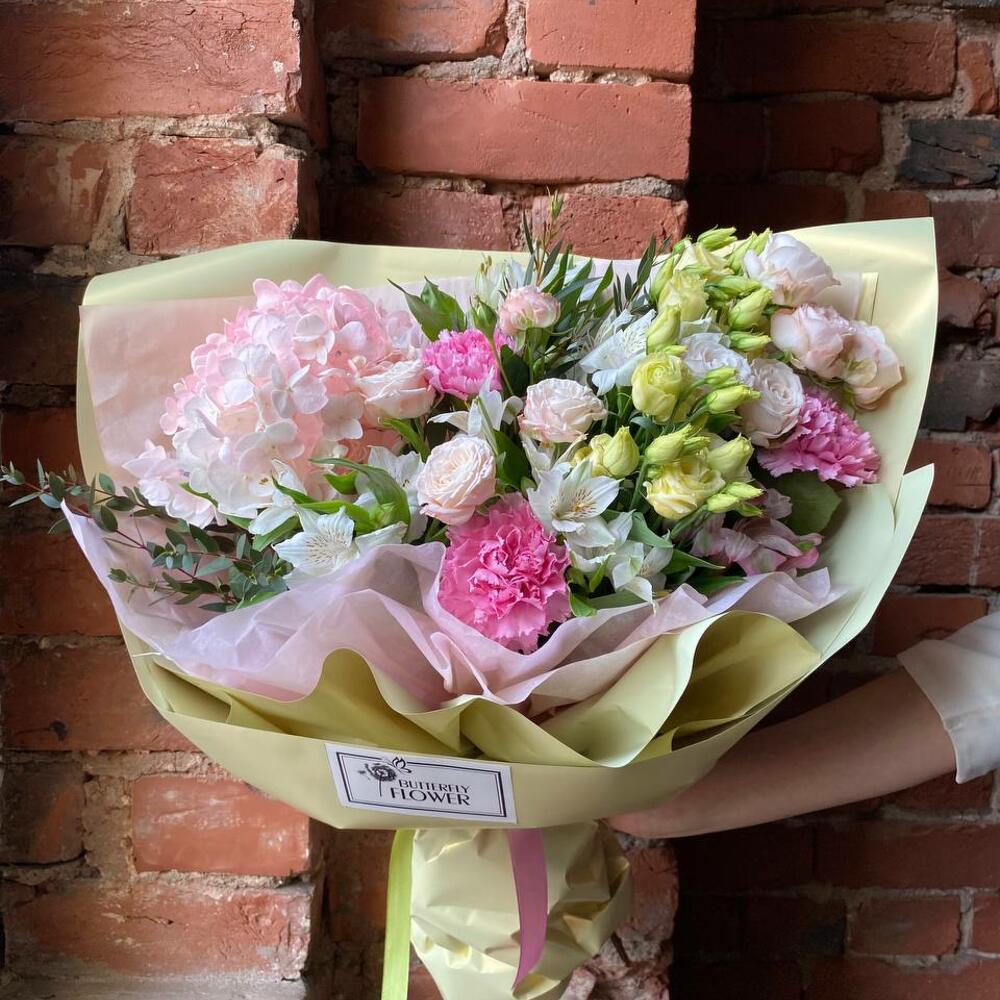 Букет из кустовой пионовидной розы, гортензии, альстромерии, эустомы, гвоздики и эвкалипта 