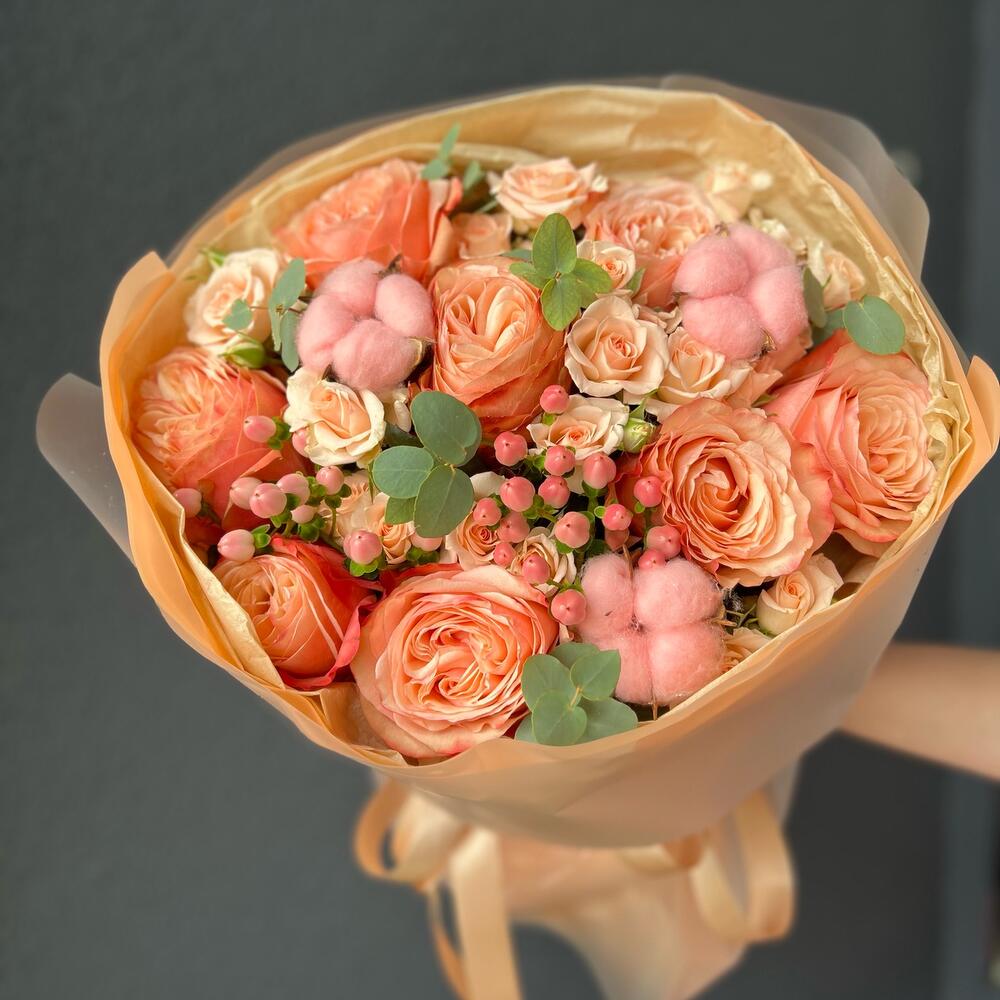 Букет с пионовидными розами, хлопком и ягодами «Персик»