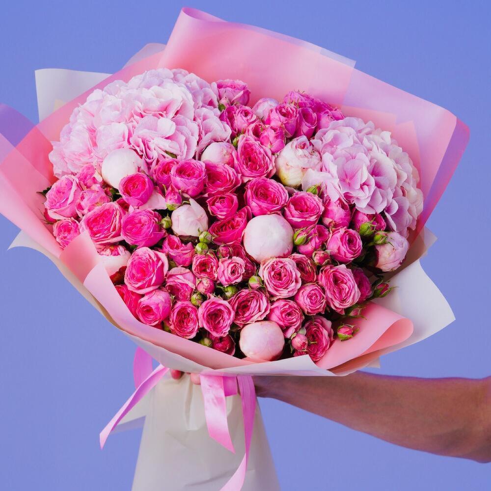 Нежный букет из гортензий, роз и пионов