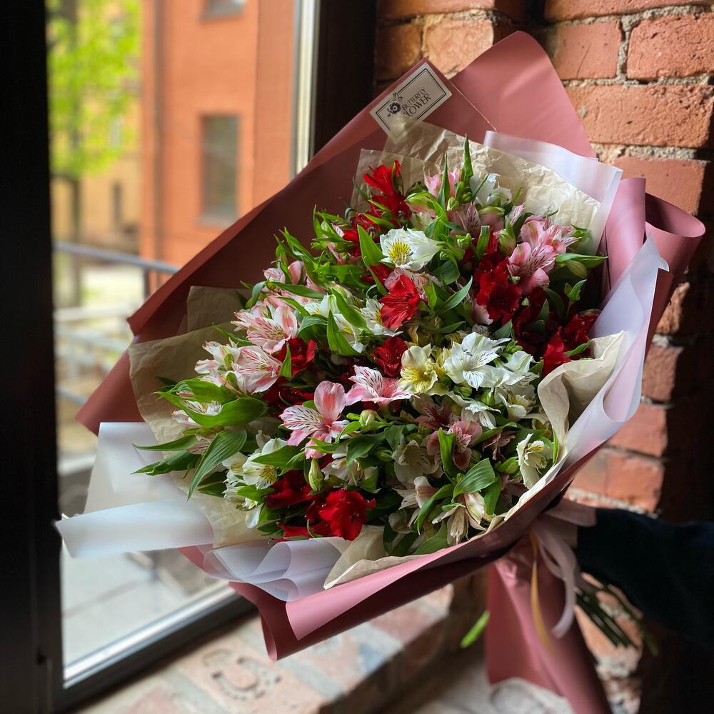 Букет из 25 разноцветных альстромерий в стильной упаковке 