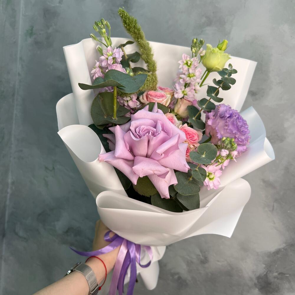 Букет комплимент с ароматной матиолой,французской розой,лизиантус(эустома),эвкалипт