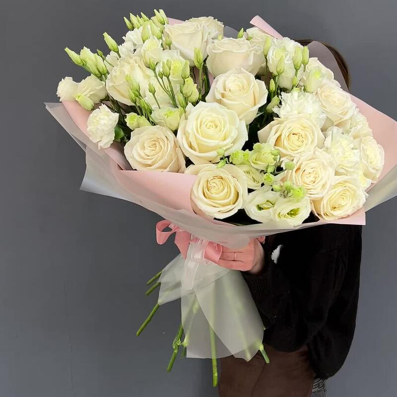 Авторский букет из пион роз, эустомы и диантусов