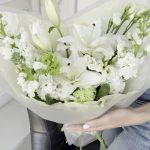 Белоснежный букет с лилией и маттиолой