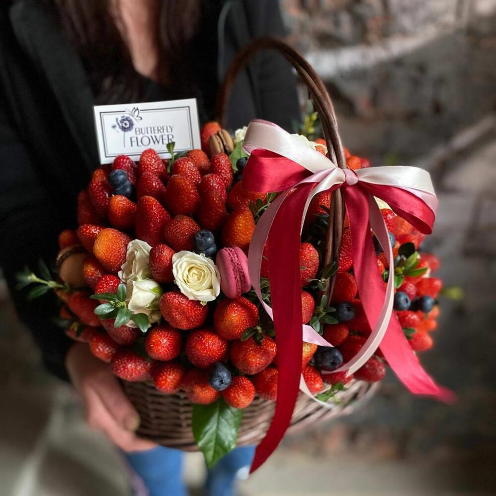 Съедобный букет из ягод клубники, голубики, сладостей и роз в корзине 