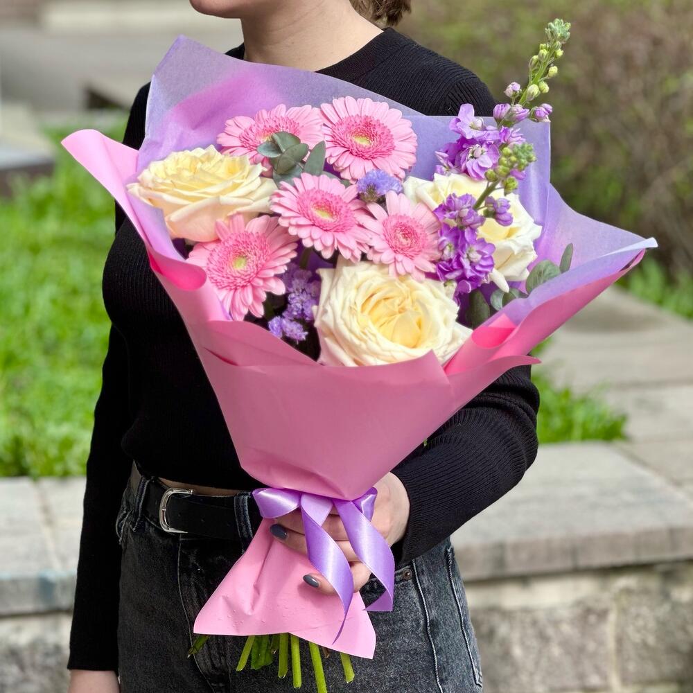 Яркий букет с герберами, розами и маттиолой