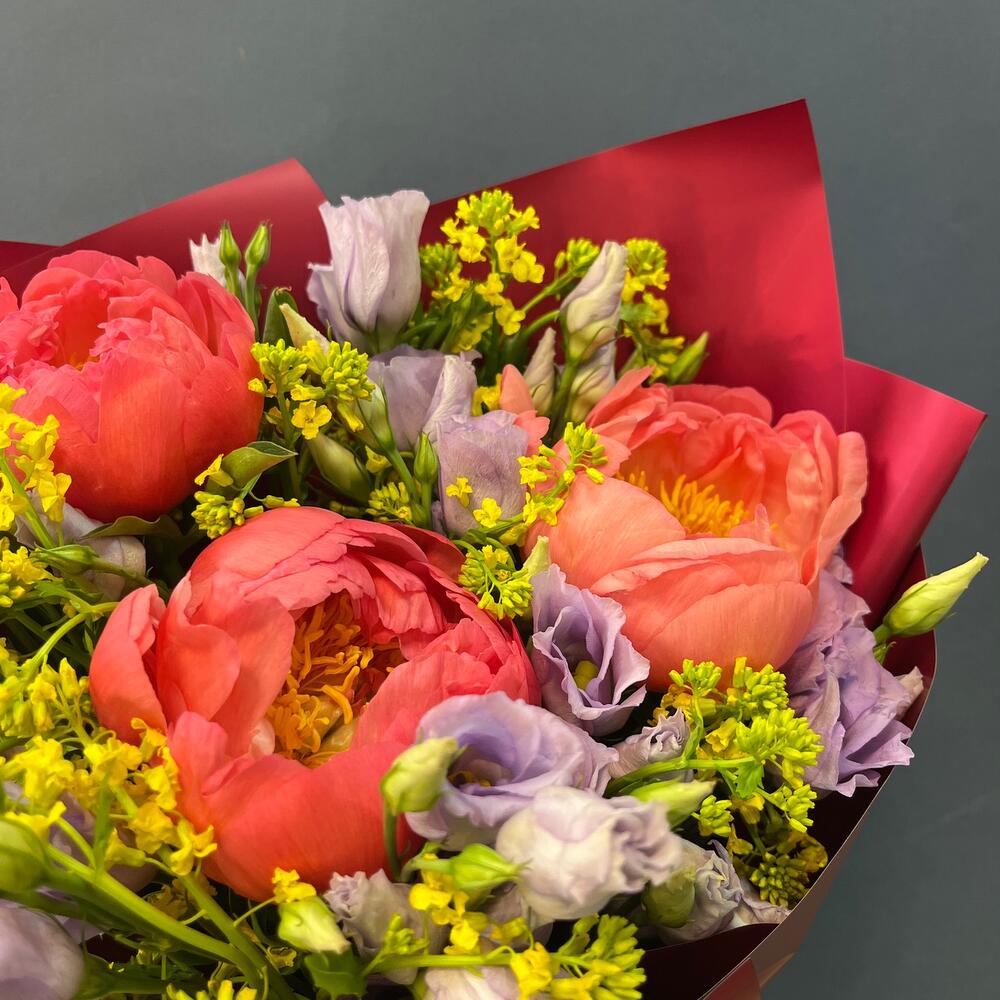 СЕГОДНЯ ДНЁМ букет из Лизиантусов, пионов и зелени экзотики