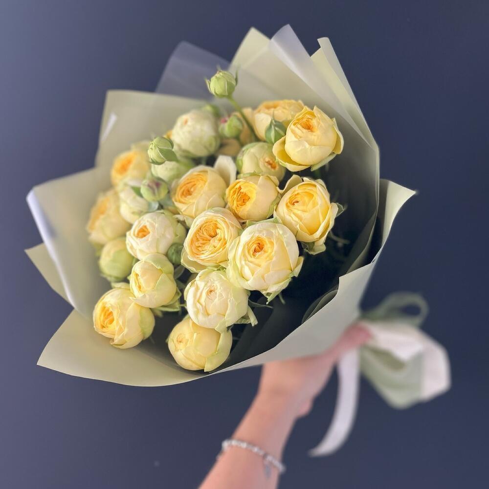 Букет из кустовых пионовидных роз