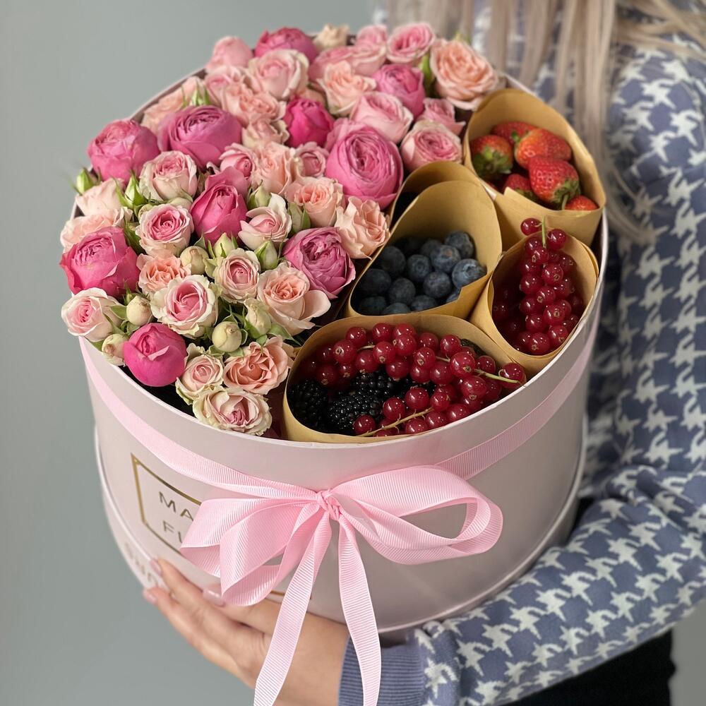 Композиция в коробке мейсон с ягодами и цветами
