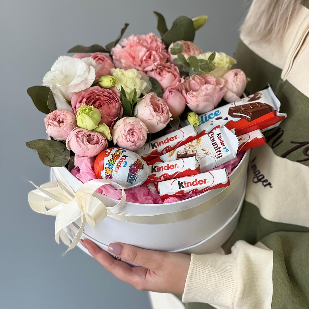 Пионовидные цветы в коробке со сладостями