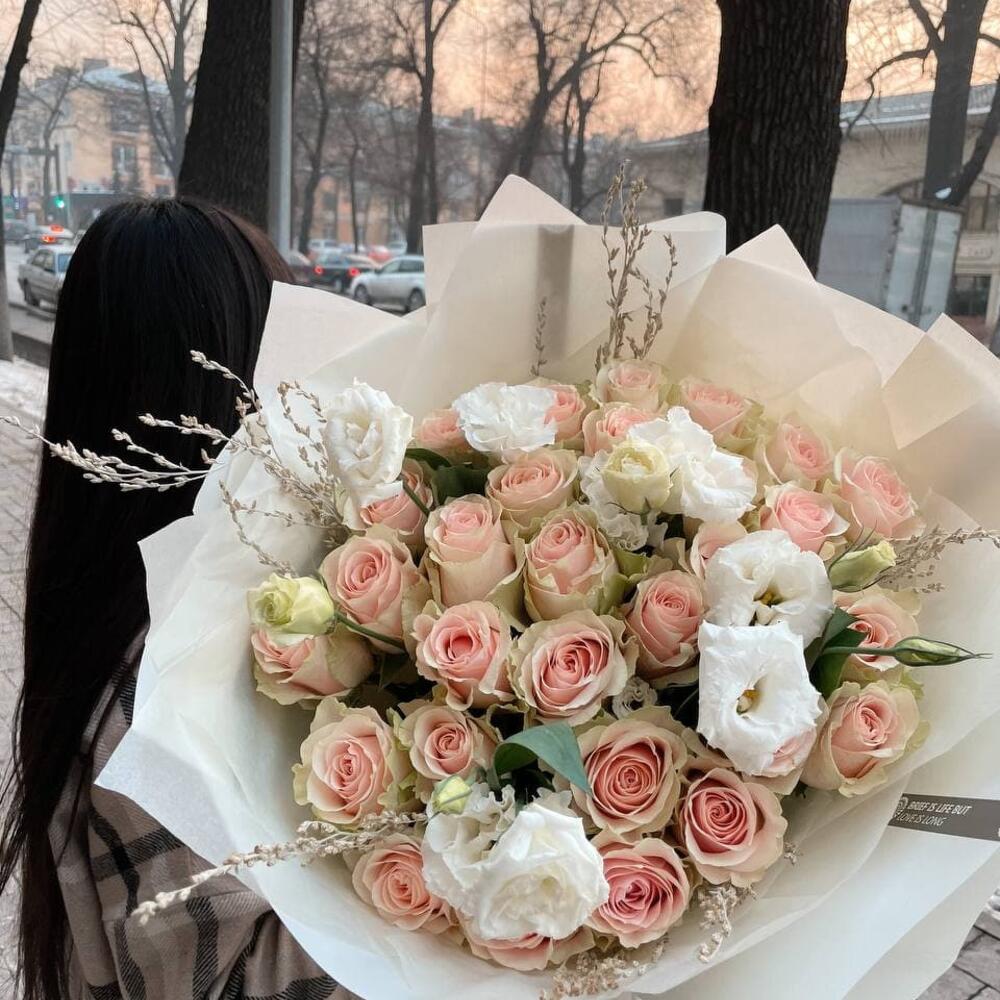 Нежные розы 25 шт с эустомой