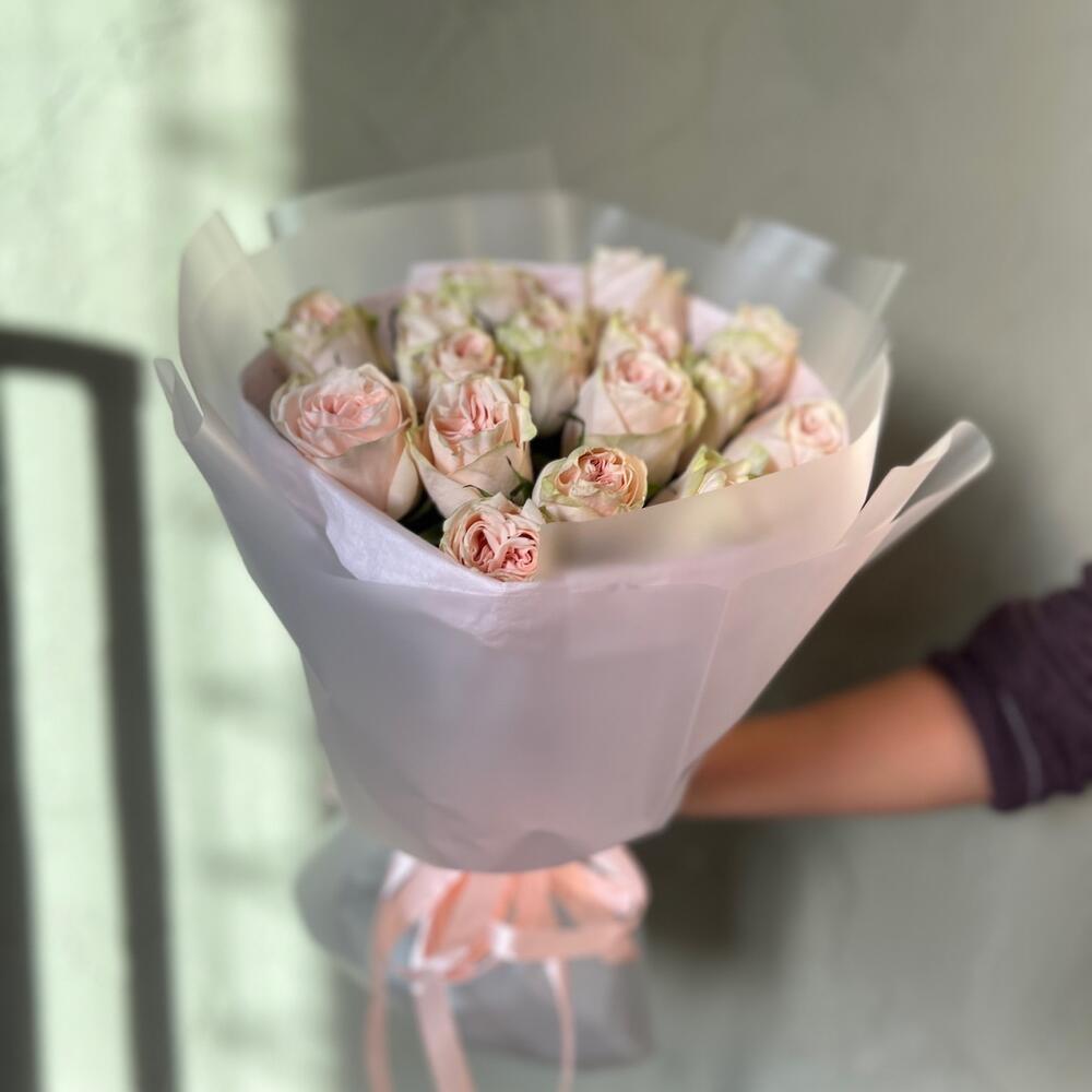 Моно из пионовидных роз