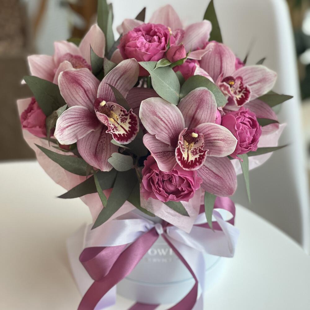 Коробка Тиффани из цимбидиума и кустовых пионовидных роз