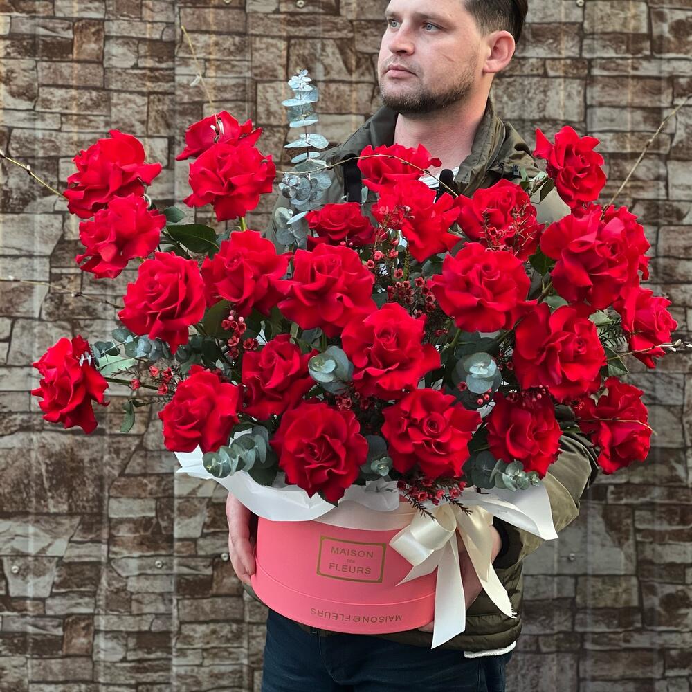 Роскошная композиция из красных голландских роз