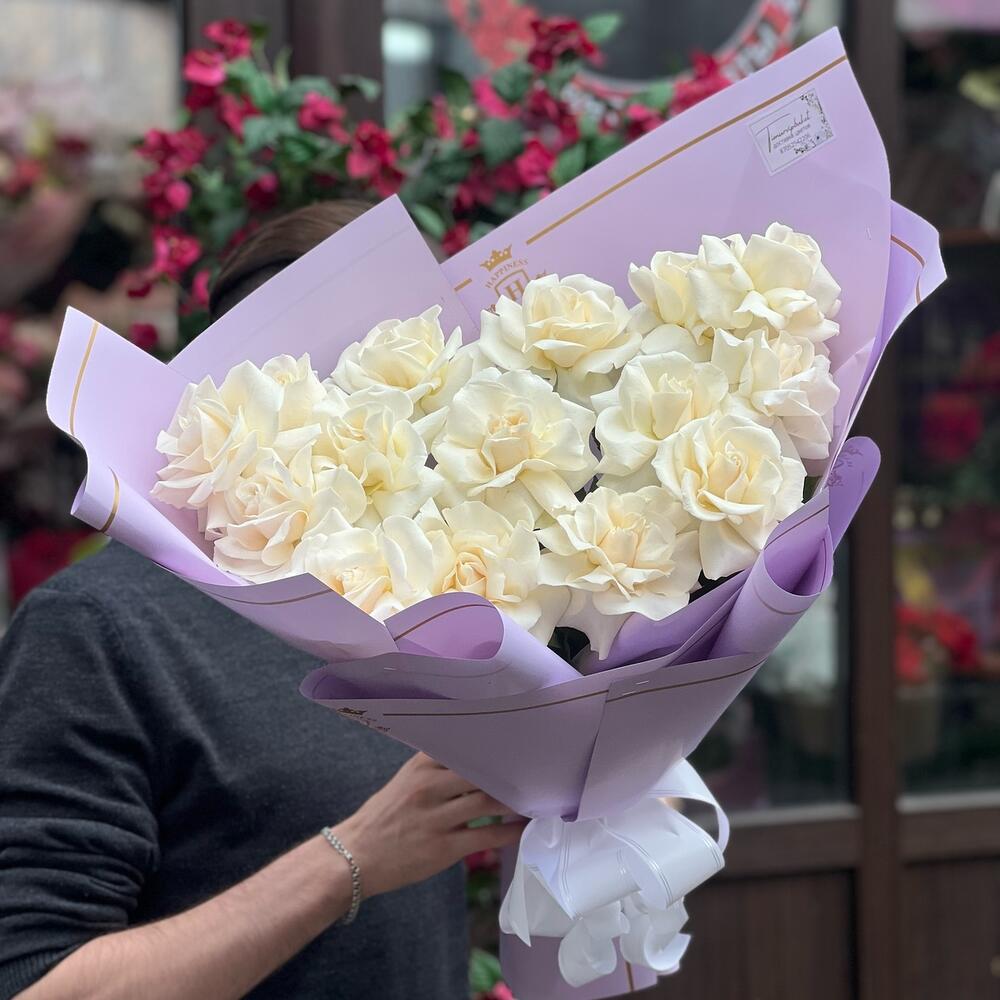 15 ароматных белых голландских роз