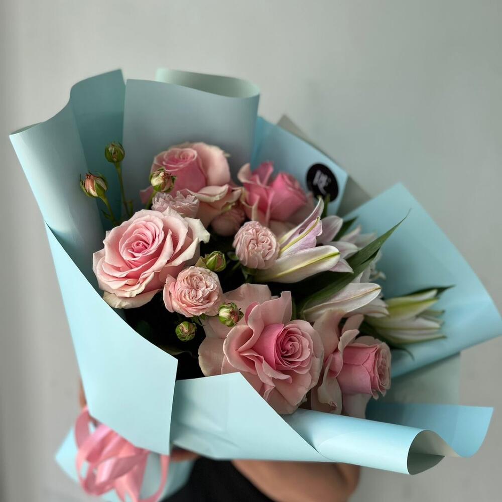 Сборный букет с добавлением лилии