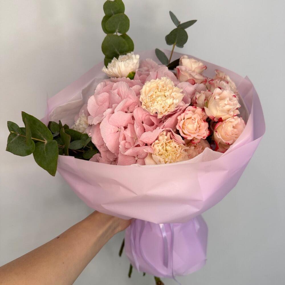 Букет з гортензією, кущовою трояндою та діантусами