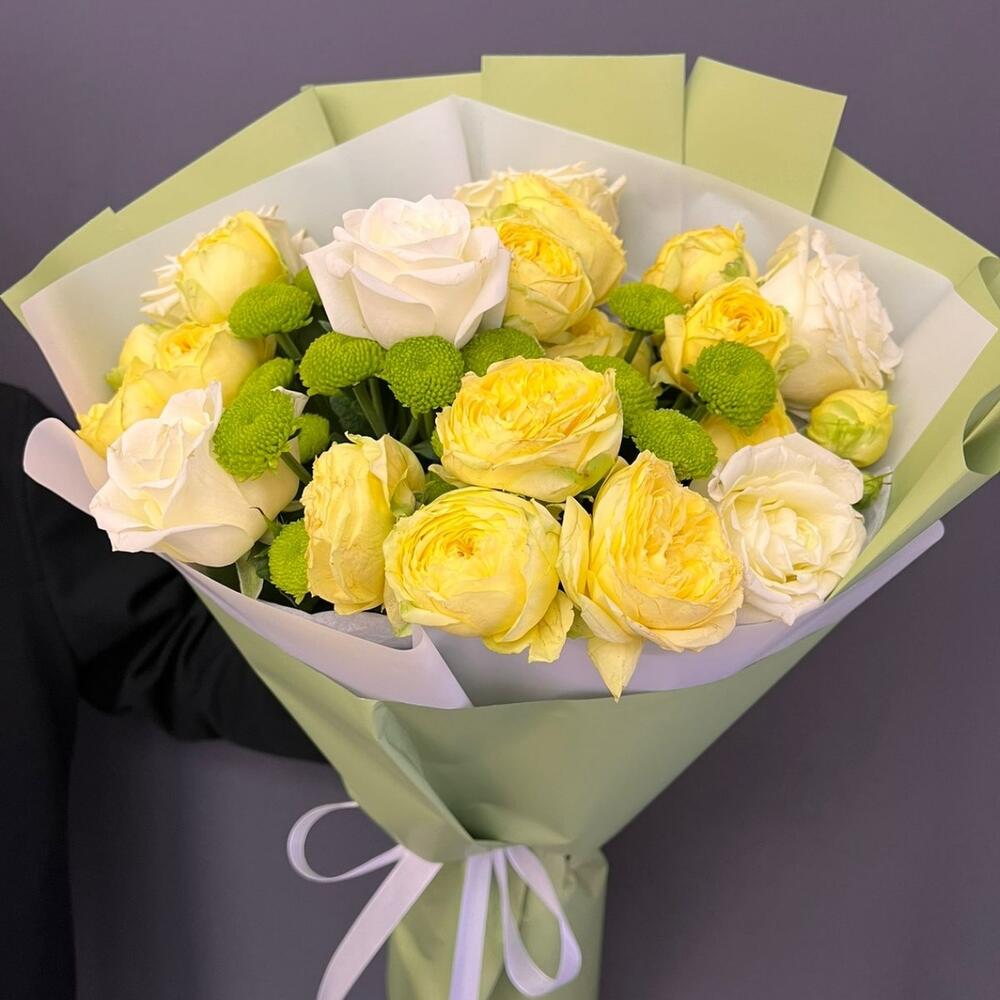 Букет из пионовидных кустовых роз, роз и сантини