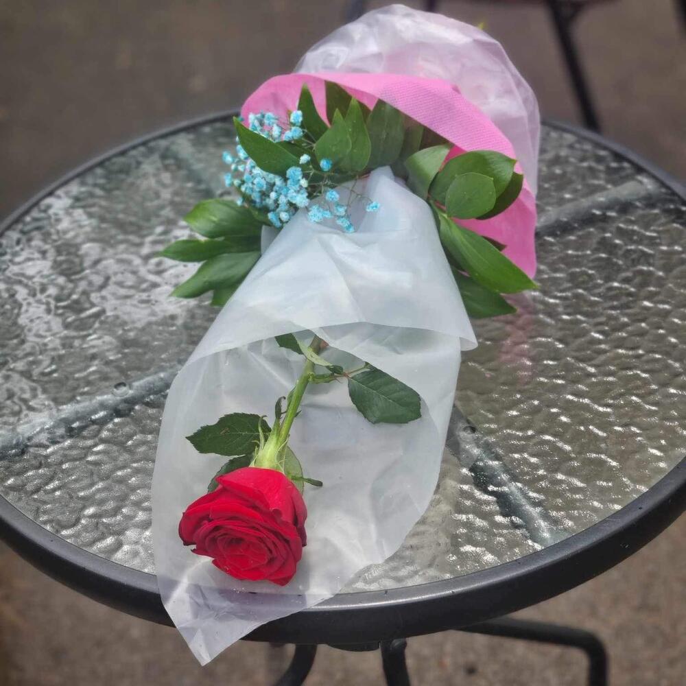 Роза, прекрасный комплимент с открыткой