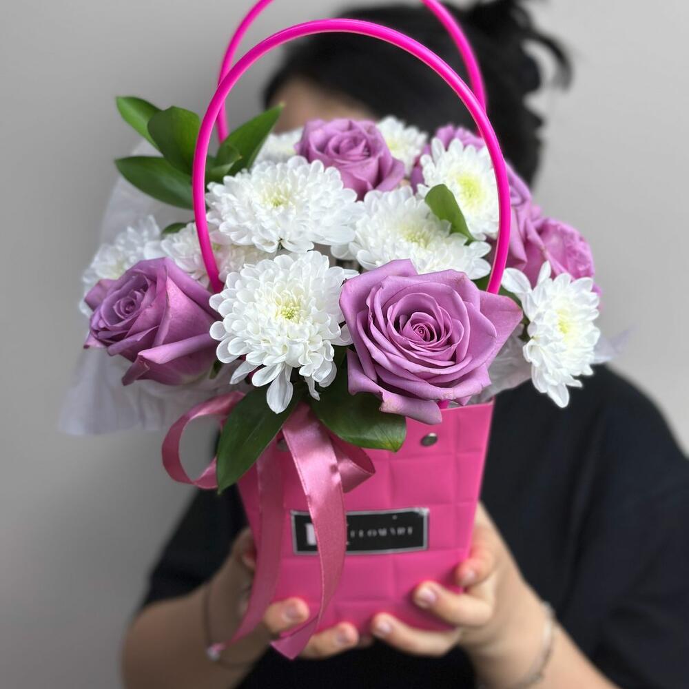 Сумочка из хризантем и роз