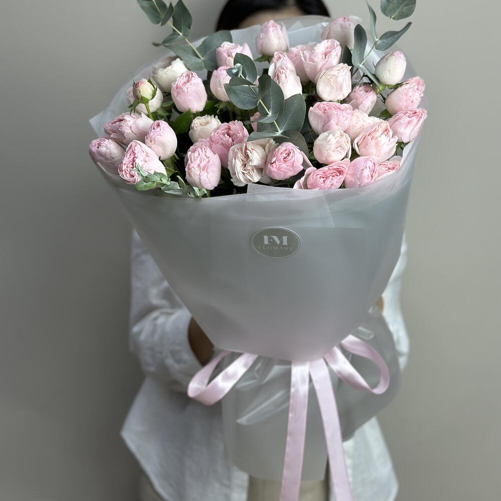 Кустовые розы и эвкалипт