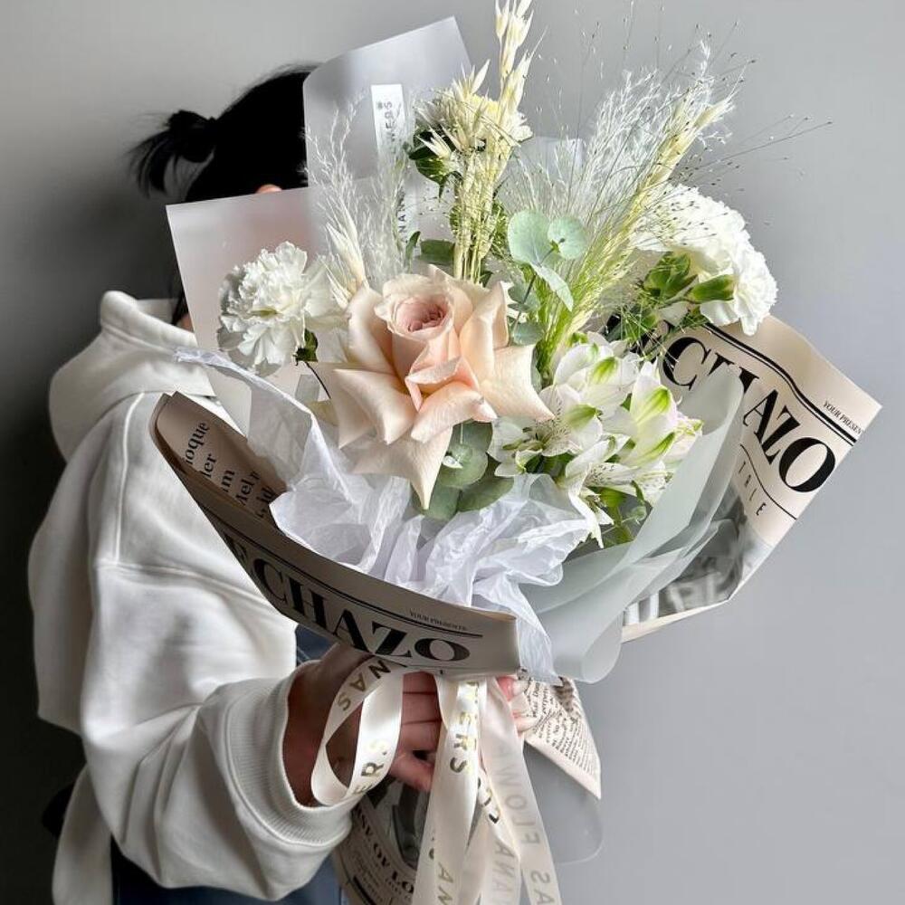 Авторский букет с сортовой розой и диантусами