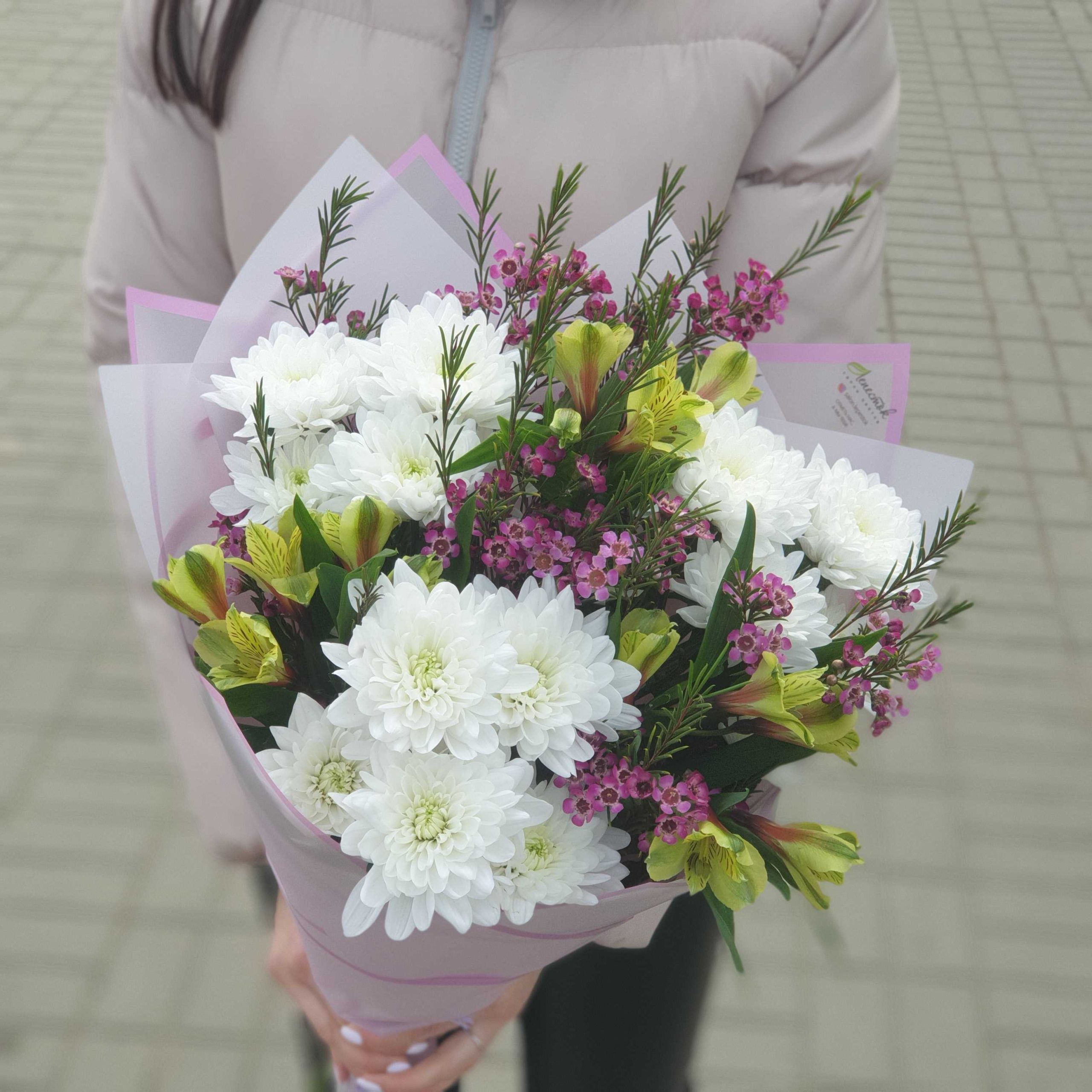 Букет из хризантем, альстромерий и хамелациума