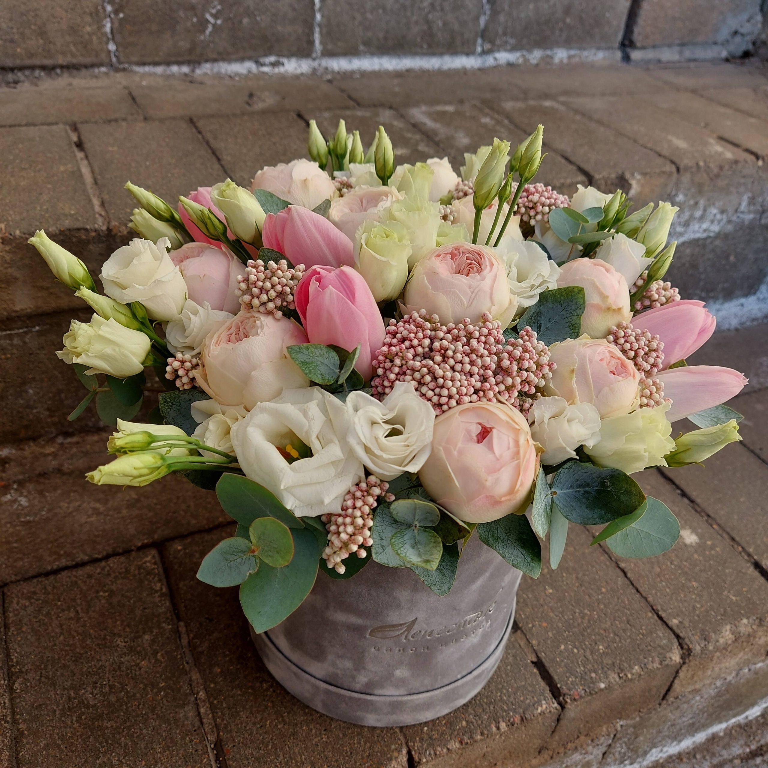 Бархатный цилиндр из тюльпанов, озотамнуса и пионовидной розы