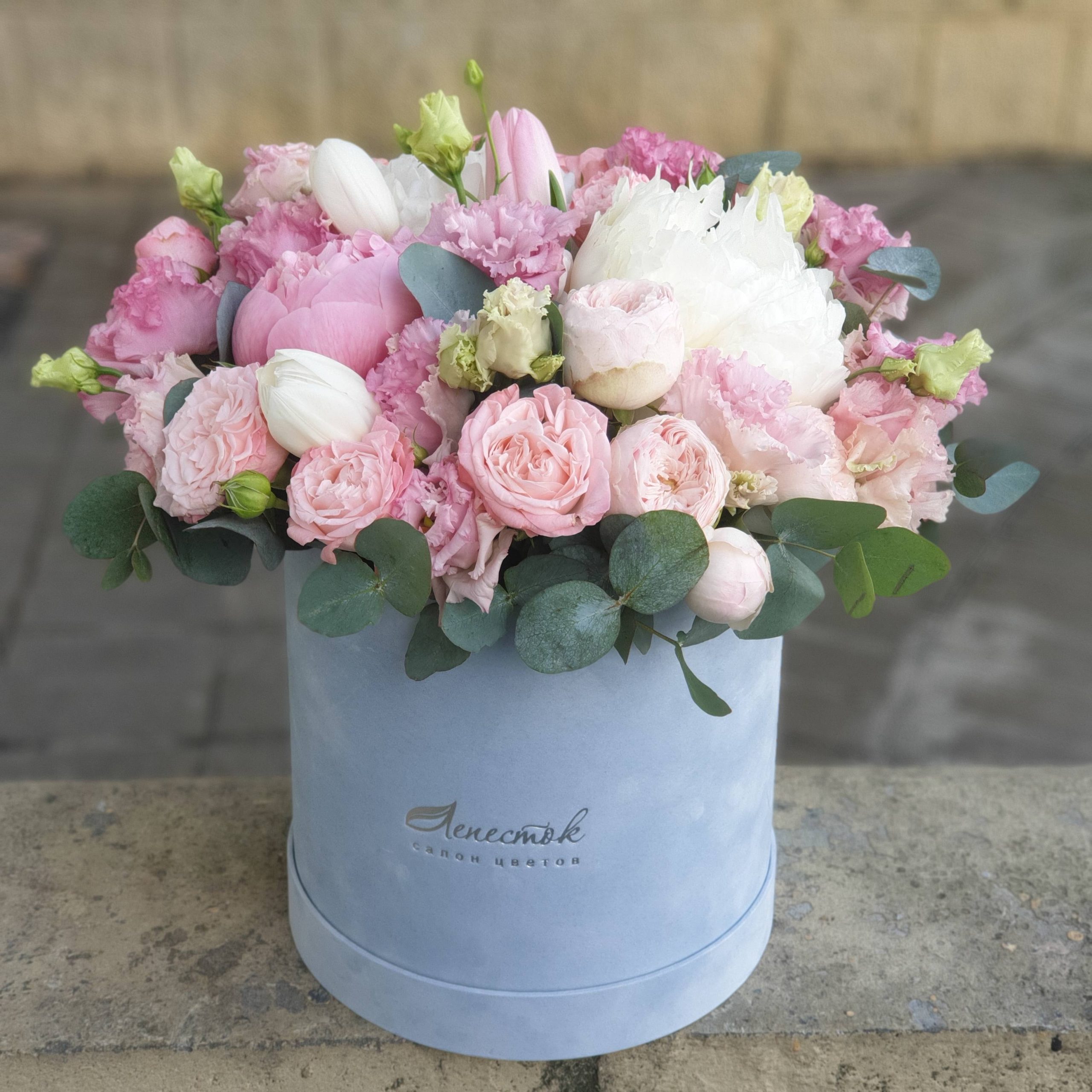 Бархатный цилиндр с пионами, эустомой и тюльпанами