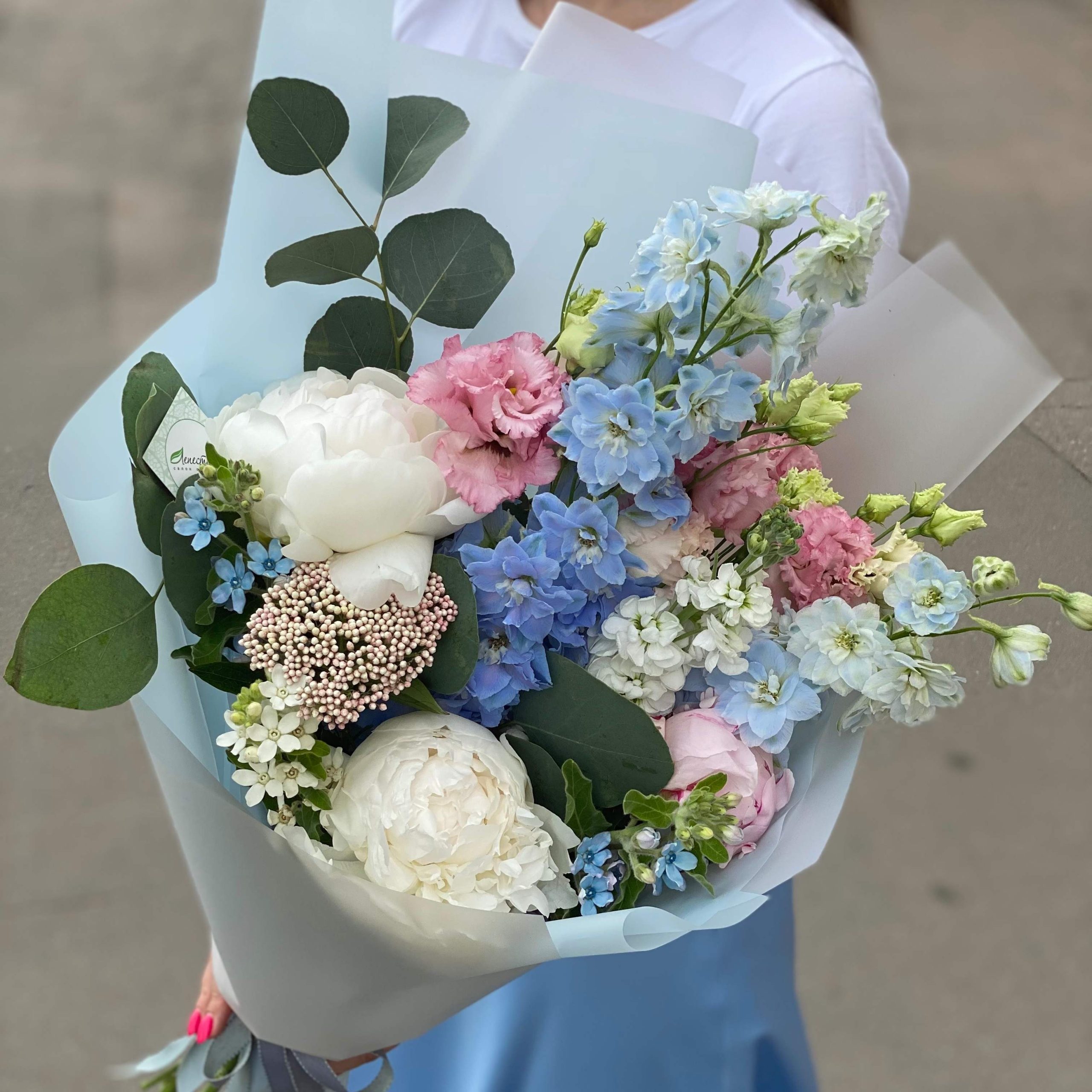 Букет из пионов, дельфиниума, твидий и лизиантусов